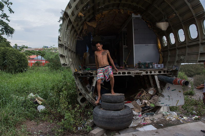 Illustration for article titled Bangkok's Homeless Are Turning These Decommissioned Airplanes Into Makeshift Homes